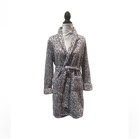 Victoria’s Secret grey animal print leopard lounge wear sleep wear cozy robe - Picture 2 of 8